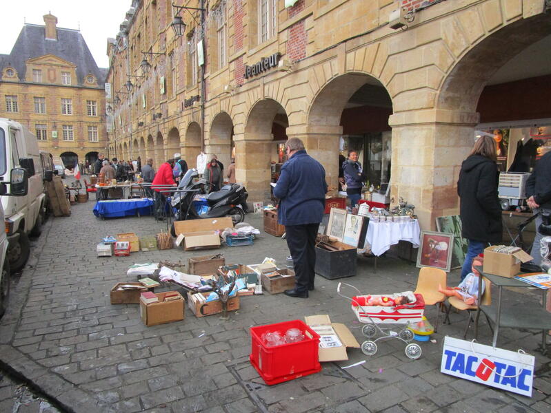 Brocante place ducale sous les arcades
