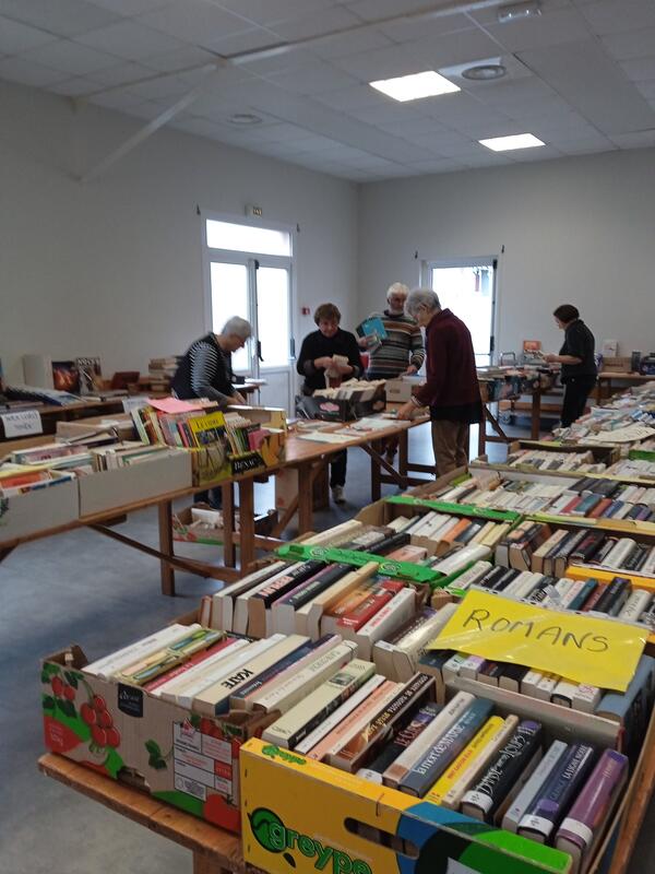 Grande vente de livres d'occasion , cd, dvd
