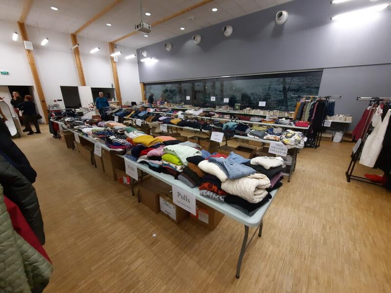 Foire aux vêtements et aux livres du chat potée