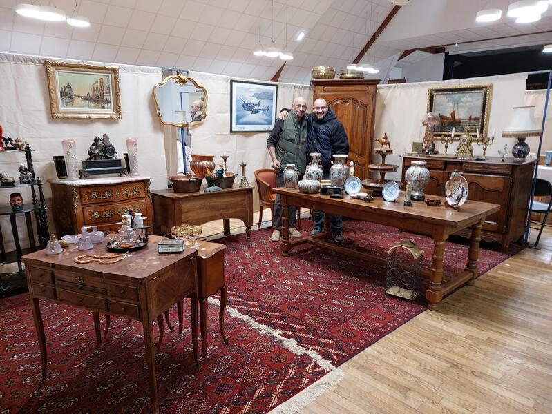 Salon d'antiquités, brocante collection vintage et design